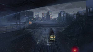 火車在雪夜城市中行駛，伴隨著閃爍的燈光和飄落的雪花。