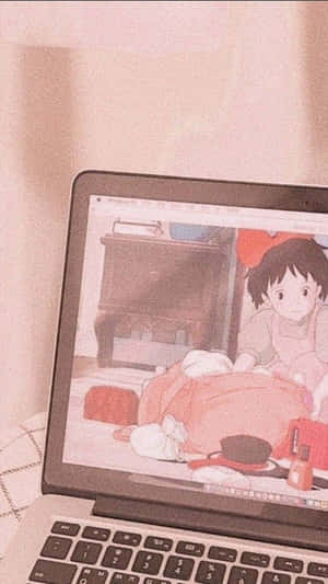 手提電腦屏幕顯示一個深色頭髮的動畫女孩在舒適的房間裡旁邊有一個紅色袋。