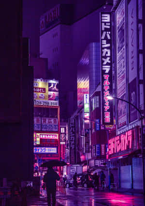 在霓虹燈照亮的雨夜東京街道上撐傘行走的人。