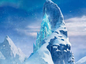 冬季暴風雪中，白雪覆蓋的山峰上的一座冰城堡。