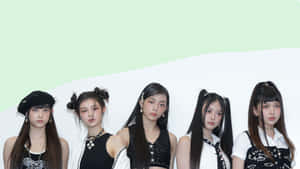 五位時尚年輕女性在攝影棚中，背景分為綠色和白色，正在擺姿勢。