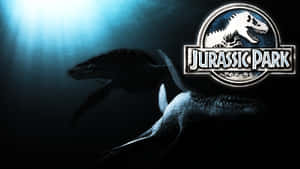 兩隻大型史前海洋生物在陽光下深海游泳，帶有 Jurassic Park 標誌。