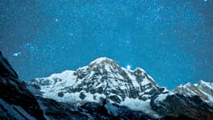 星空下積雪的山脈