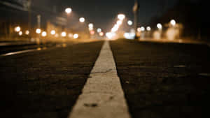 夜間街景，發光的路燈和白色道路線。