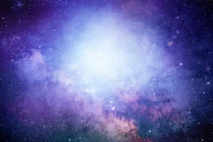 在深空中充滿星星的發光紫色和藍色星雲。