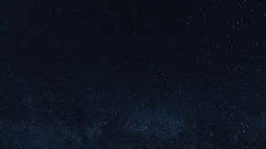 深靛藍色夜空中密集星場的銀河系
