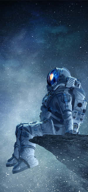 一名孤獨的太空人坐在岩石上，凝視著滿是星辰的宇宙。 — 1284x2778 壁紙