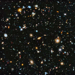 深空中密集的彩色星系和明亮恆星場。