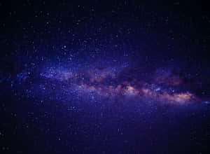 銀河系在黑暗的夜空中閃爍著紫色和粉紅色的星雲。 — 太空 壁紙