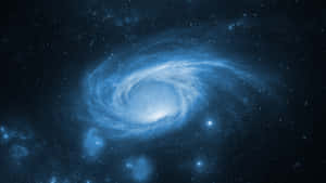 一個藍色螺旋星系，在深空中帶有旋轉的旋臂和明亮的星星。