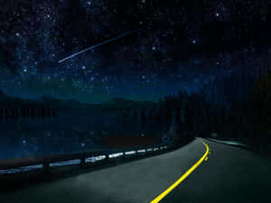 夜晚蜿蜒的道路，星空下，流星掠過湖泊和森林。