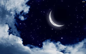 新月和星星在深藍色夜空的雲層中探出頭來。 — 月色夜空 壁紙