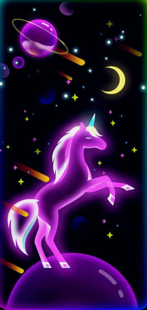 一隻發光的紫色獨角獸站在一個行星上，處於充滿星星和新月的生動宇宙場景中。