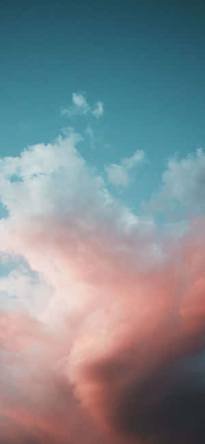 粉紅色和青綠色雲彩在寧靜的暮色天空中飄動。