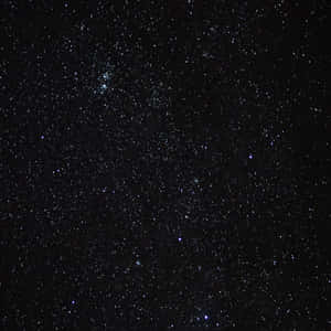一個帶有發光星雲和無數星星的星空。 — 太空人 壁紙