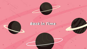 粉紅色太空場景，四個帶環的黑色行星，以及文字 Back in Time。