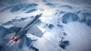 戰鬥機飛越積雪的山脈，後燃器點燃。 — 外太空 壁紙