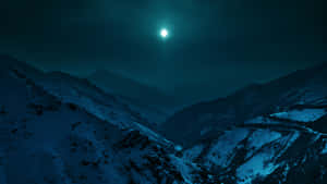 明亮的月亮和星空下的雪山。