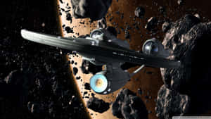一艘未來風格的太空船在一顆發光行星附近的小行星帶中飛行。