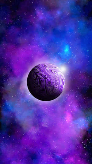 一顆帶有旋轉圖案的紫色行星，位於色彩繽紛的星雲中。