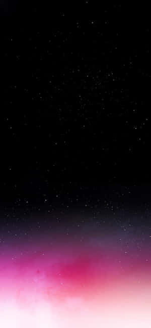 星空，地平線上有粉紅色和紫色的宇宙光芒。 — iPhone 16 Plus 壁紙