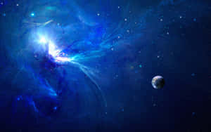 一個發光的藍色星雲，在佈滿星星的太空場景中有一個遙遠的行星。
