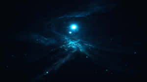 一顆明亮的藍色恆星在深空中透過發光的宇宙雲層閃耀。