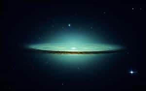 一個螺旋星系，其青綠色和金色的旋臂在星空背景下發光。