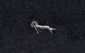 一個身穿白色長袍的女人，頭部周圍有發光的光環，在星星之間漂浮。