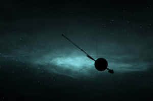 衛星剪影漂浮在佈滿星星的藍綠色星雲中。