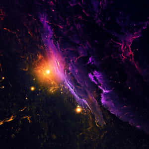 在深空中帶有發光星星的充滿活力的紫色和橙色星雲。