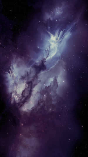 在深空中，一個充滿活力的紫色和藍色星雲，閃爍著星星。