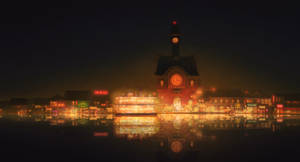 夜晚的海濱，發光的建築物和鐘樓倒映在霧氣瀰漫的水面上。