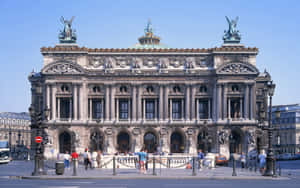 宏偉的巴黎歌劇院，有遊客和晴朗的藍天 — 巴黎 壁紙