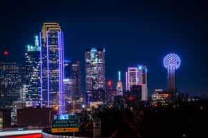 達拉斯夜景，建築物和重逢塔閃閃發光。