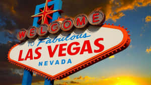 拉斯維加斯歡迎標誌在日落時分發光，帶有橙色雲彩