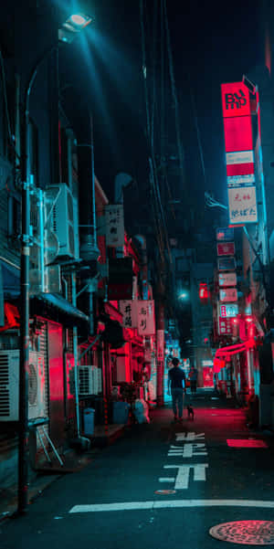 一個人在夜晚獨自穿過一條充滿活力的霓虹燈照亮的日本小巷。 — 黑暗日系 壁紙