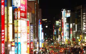 夜晚霓虹燈照亮城市街道，發光招牌和行駛的汽車。