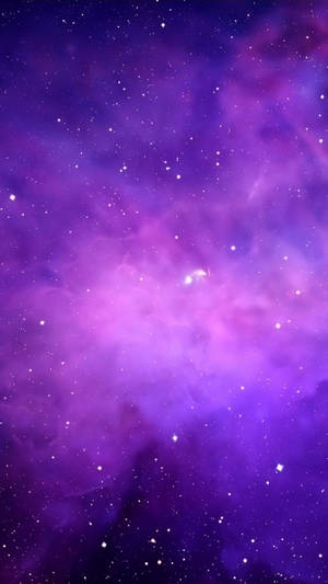 深空中充滿閃爍星星的鮮豔紫色和粉紅色星雲。