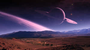 紫色山脈在夜空下，有一個巨大的環狀行星和發光的大氣。