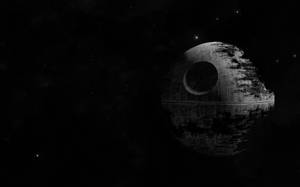 死星太空站漂浮在佈滿星星的黑暗中