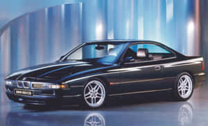 黑色BMW 850 CSI雙門轎跑車在攝影棚中，藍色背景和地板反射