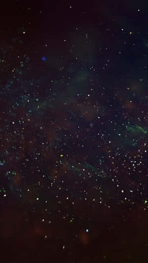 一個繁星點點的夜空，帶有彩色發光星雲和遙遠的星星。