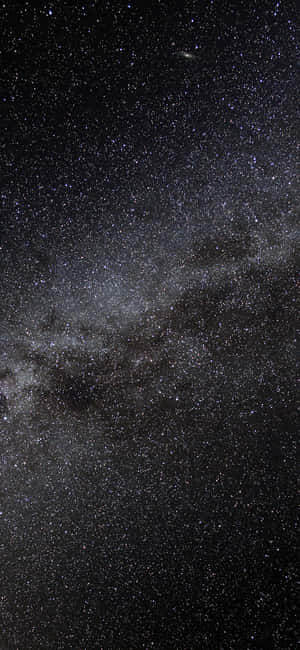 在黑暗夜空中，銀河系擁有密集的星團和宇宙塵埃雲。