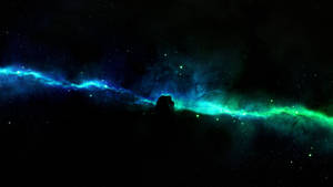 一個發光的宇宙星雲，帶有藍色和綠色色調，以及一個在星空中的黑暗剪影。