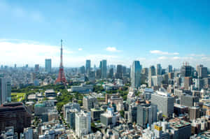 東京城市景觀，東京塔和現代建築在明亮的藍天下。