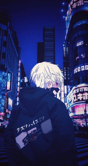 白髮動漫角色穿著連帽衫，夜晚站在霓虹燈閃爍的東京街道上。 — 東京喰種角色 壁紙