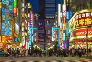 夜晚的東京街道，閃爍的霓虹燈招牌和行人穿過繁忙的十字路口。