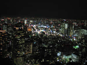 夜間城市景觀，摩天大樓和街道燈火通明。