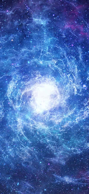 充滿活力的藍色和紫色星系，帶有明亮核心和散落的星星。 — 銀河A07 壁紙